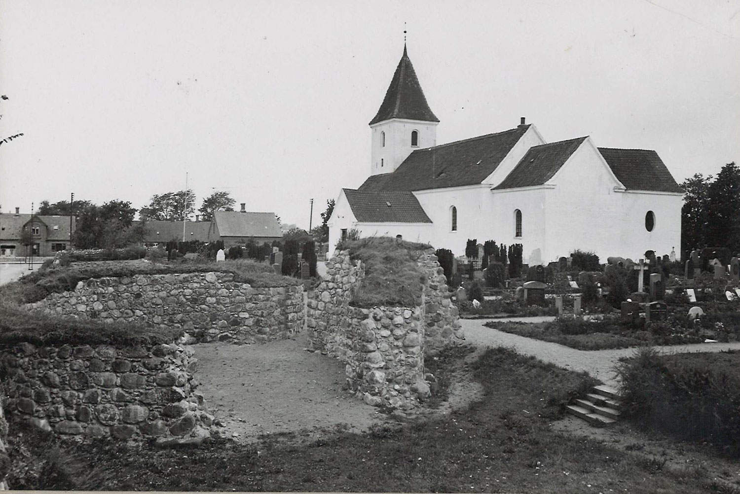 Malling Kirke med fæstningen. Foto ca. 1950