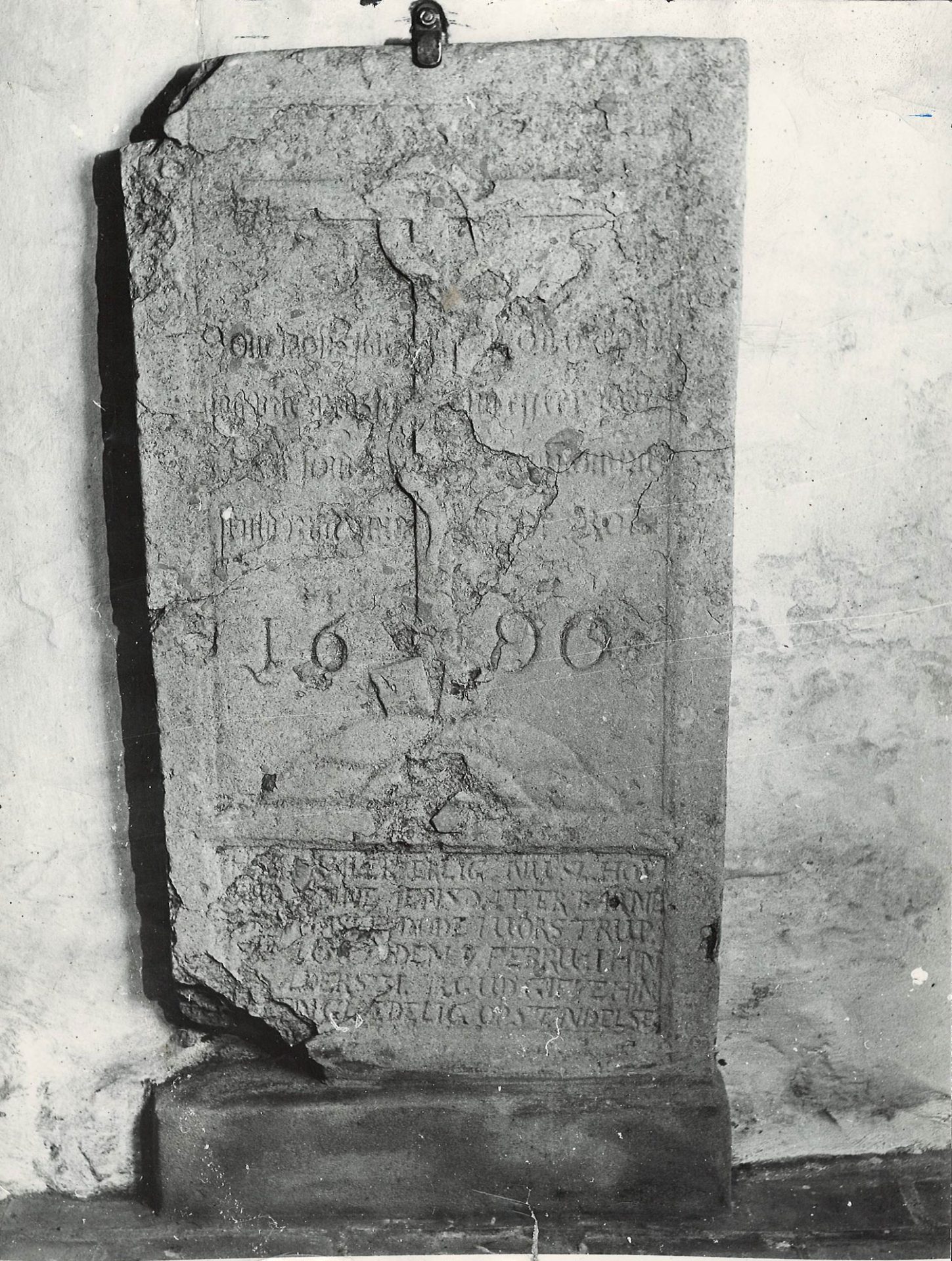 Ligsten/gravsten fra 1690. Foto 1960.