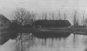 Jacob M. Foghs gård, mens den lå ved bydammen i Beder. Nedrevet i 1897 og opført på marken, det nuværende "Engdal".