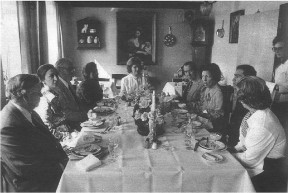 Prominente gæster fra shahens hof i Persien spiste frokost på Malling Kro i 1977.  I døren Anne Lise Jensen.