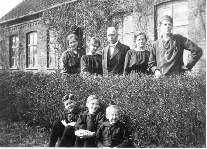 Dybkjær med familie: personerne er: Johanne Ingemann Jensen, husbestyrerinde Ole Dybkjær og børnene Astrid, Marie, Jens Christian, Gunnar, Tage og Ovar. Foto 1919 
