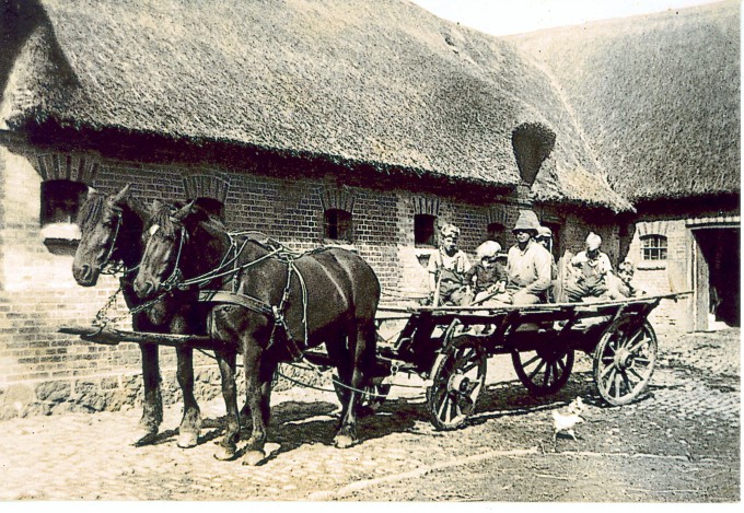 Aagaarden 1933 I høsttiden Aage Nielsen med børnene i vognen.