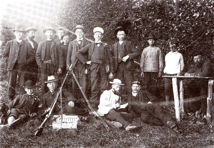 Norsminde Skytteforening 1905. Kender nogen personerne på dette billede, vil Egnsarkivet være taknemmelig for at få navnene.