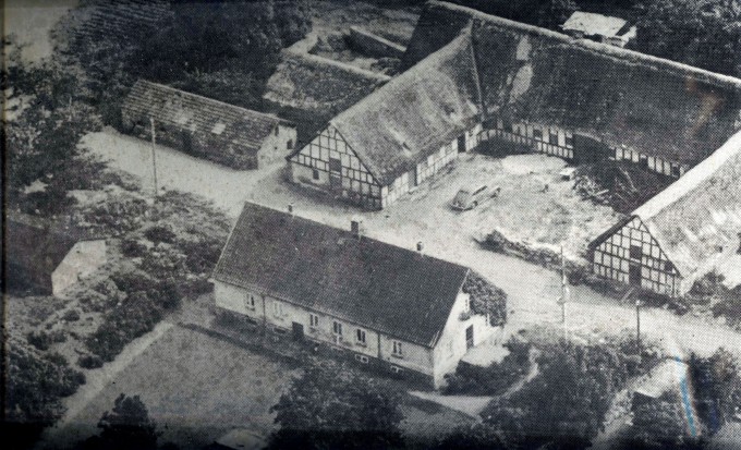 Billede taget fra kirketårnet i 1955. Nederst til højre det besfæstede tårn udgravet i 1942. Forrest Lundshøjgård set fra haven. Overfor ses avlsbygningerne.