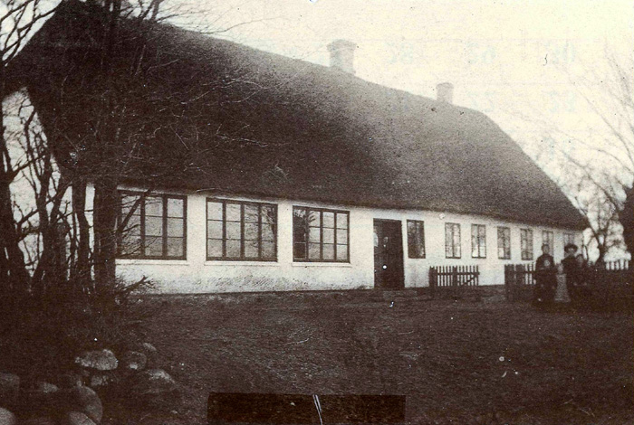 Seldrup Skole, Fuldenvej 135, opført 1791. I starten blev der undervist i højre side af huset i stuen længst oppe ved gavlen. det var børn fra Seldrup, Fulden, Bispelund og Fløjstrup mark, der gik i skolen. Omkring 1810 blev der bygget et egentligt klasseværelse til, det er skolestuen til venstre for døren. Skolen blev nedlagt i slutningen af april 1930, da Beder-Seldrup skole på Kirkebakken blev indviet.