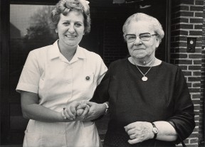 Inger Bech og Kirstine Viktor . Foto ca. 1975