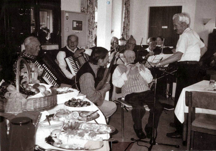 “Beder Spillemænd” underholder ved 70 års jubilæet på Malling Plejehjem 2005.