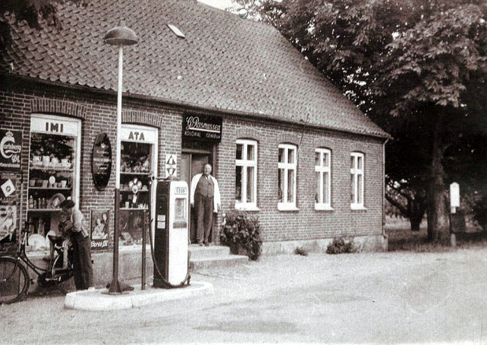 Elmosevej 89, Neder Fløjslrup. Købmand Gunner Rasmussen og Katrine havde forretning i mange år. De solgte omkring 1965-66. l 1971 brændte den. I dag er der privat beboelse. 