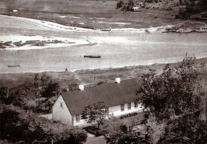 Norsmindevej 215 også kaldet “Fiskemine's hus". Billedet er fra 1956, da var der ingen lystbådehavn og ingen sommerhuse på bakken øverst.