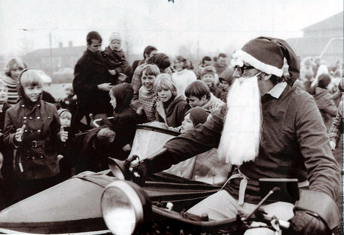 Lærer og leder af Egnsarkivet Anders B. Nørgaard her i rollen som julemand på Harley med sidevogn. Malling Brugsforening arrangerede julefesten, hvor børnene bl.a. kunne få en tur i sidevognen. Foto 1972