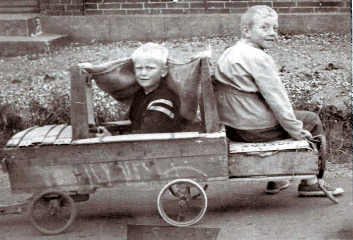 Foråret er kommet, og i Neder Fløjstrup har Ole Nielsen og Lars Knudsen lavet sig en fin sæbekassebil.  Foto 1950.