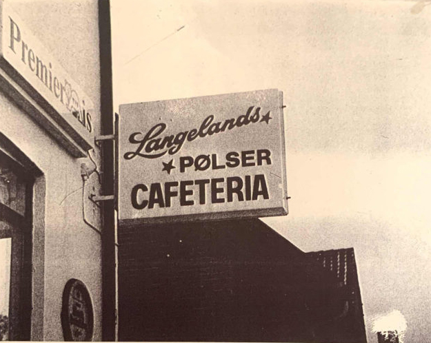 Reklameskilte for Premier is, for Langelands pølser og for cafeteriet Bredgade 45 ca. 1975.
