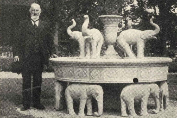 Cirka 1931 H.W. Alrøe ved sin elefantkarrusel i haven ved Norsminde Kro. Postkort