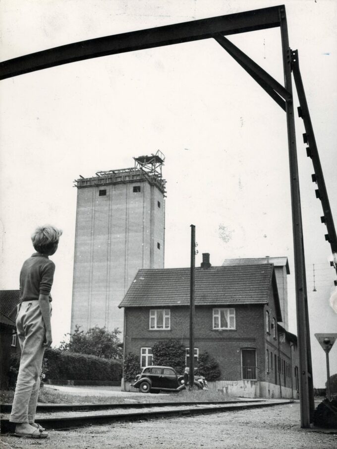 Malling Foderstoffer nye silo 1. august 1961. Bagerst silo fra 1953, til højre Foreningens administrationskontor i stueetagen, på 1.sal uddelerens privatbolig